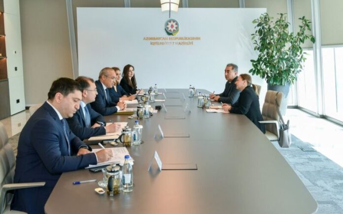 iqtisadiyyat naziri Mikayıl Cabbarov və BMT-nin İnkişaf Proqramının Azərbaycandakı rezident nümayəndəsinin səlahiyyətlərini icra edən Alessandra Rokkasalvo iqtisadiyyat naziri Mikayıl Cabbarov və BMT-nin İnkişaf Proqramının Azərbaycandakı rezident nümayəndəsinin səlahiyyətlərini icra edən Alessandra Rokkasalvo