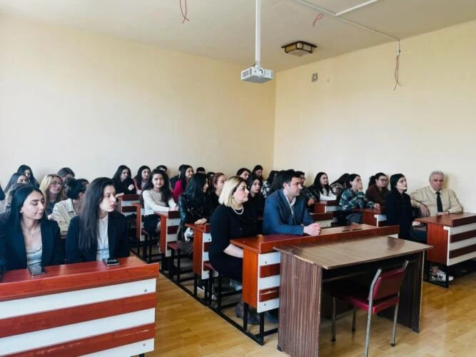 Bakı Dövlət Universitetinin (BDU) Biologiya fakültəsində “Təbiətin davamlı harmoniyası” klubunun təşkilatçılığı ilə “İqlim dəyişmələrinin yaranma səbəbləri” mövzusunda seminar