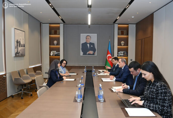 ASEAN Parlament Assambleyasının (AIPA) baş katibi Siti Rozaimeriyanti və Azərbaycanın xarici işlər naziri Ceyhun Bayramov ASEAN Parlament Assambleyasının (AIPA) baş katibi Siti Rozaimeriyanti və Azərbaycanın xarici işlər naziri Ceyhun Bayramov