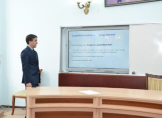 DİA-da “Azərbaycanda yaşıl iqtisadiyyat və COP29” mövzusunda mühazirə dinlənilib DİA-da “Azərbaycanda yaşıl iqtisadiyyat və COP29” mövzusunda mühazirə